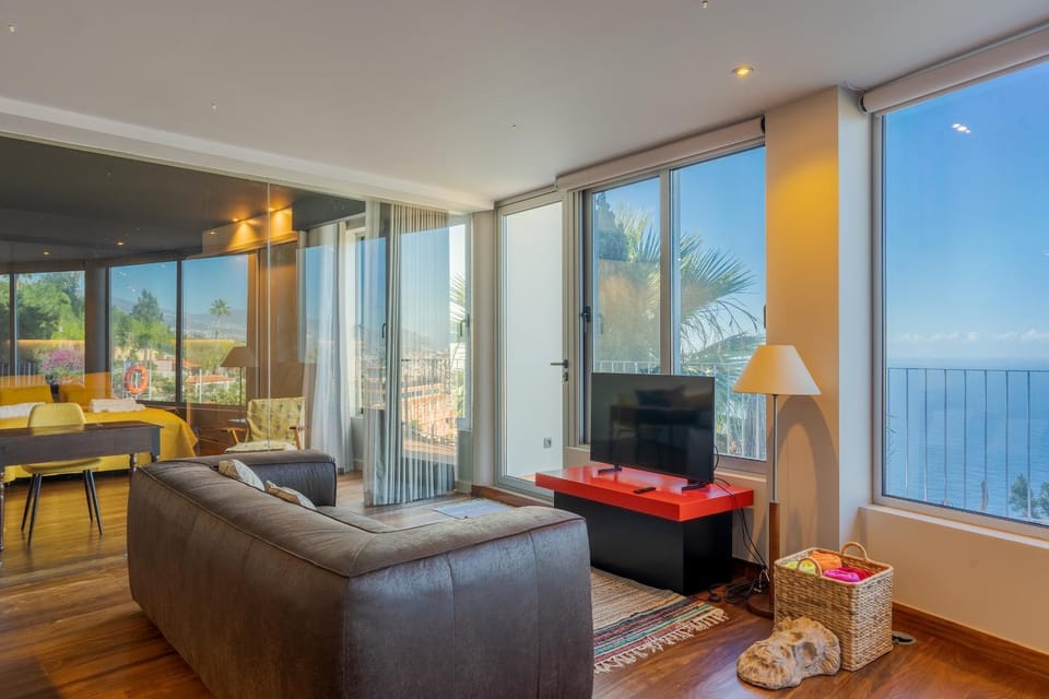 Communal lounge/ TV room, Natural landscape, TV and multimedia, View (from property/room), Balcony/Terrace, Living room, Seating area, Evening entertainment, Sea view