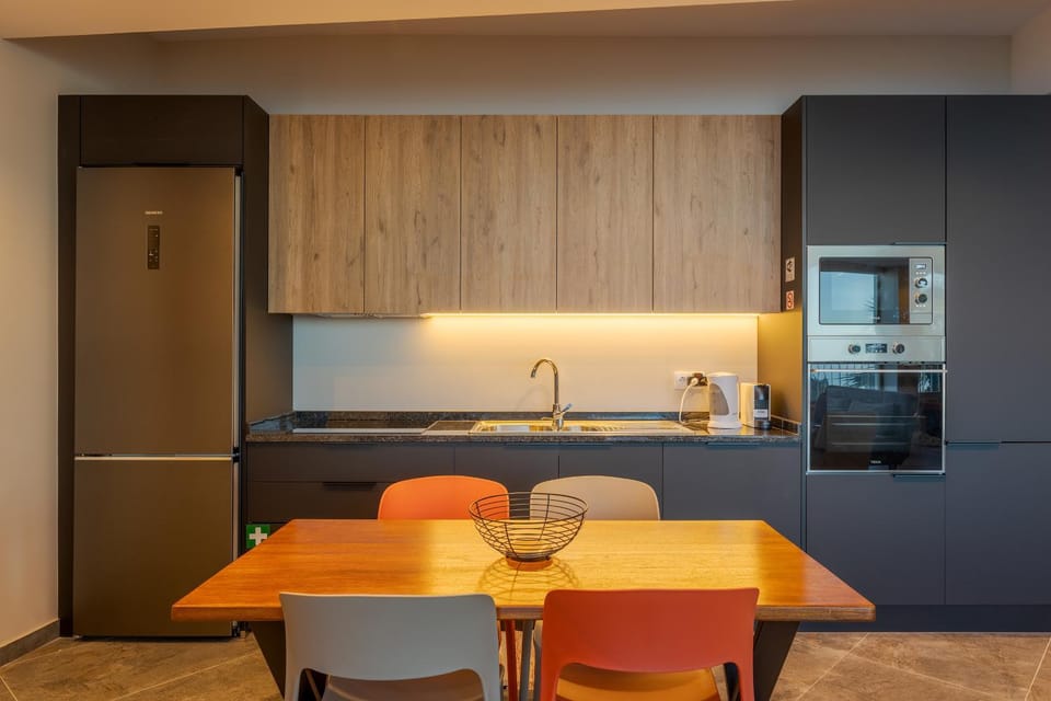 Kitchen or kitchenette, Dining area, minibar, oven, pet friendly, stove