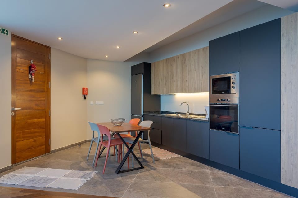 Kitchen or kitchenette, Dining area, minibar, oven, stove