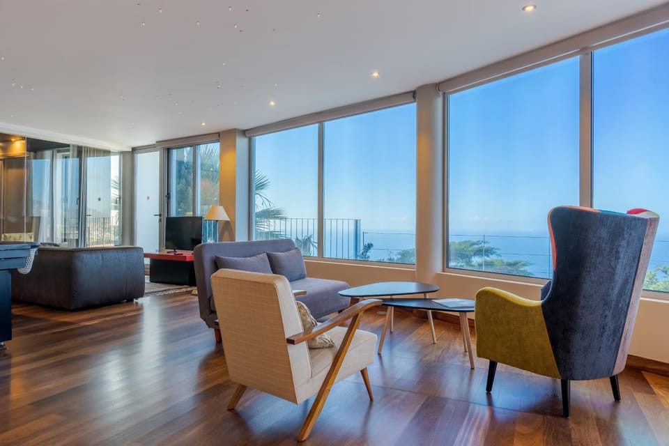 Natural landscape, TV and multimedia, Living room, Seating area, Sea view