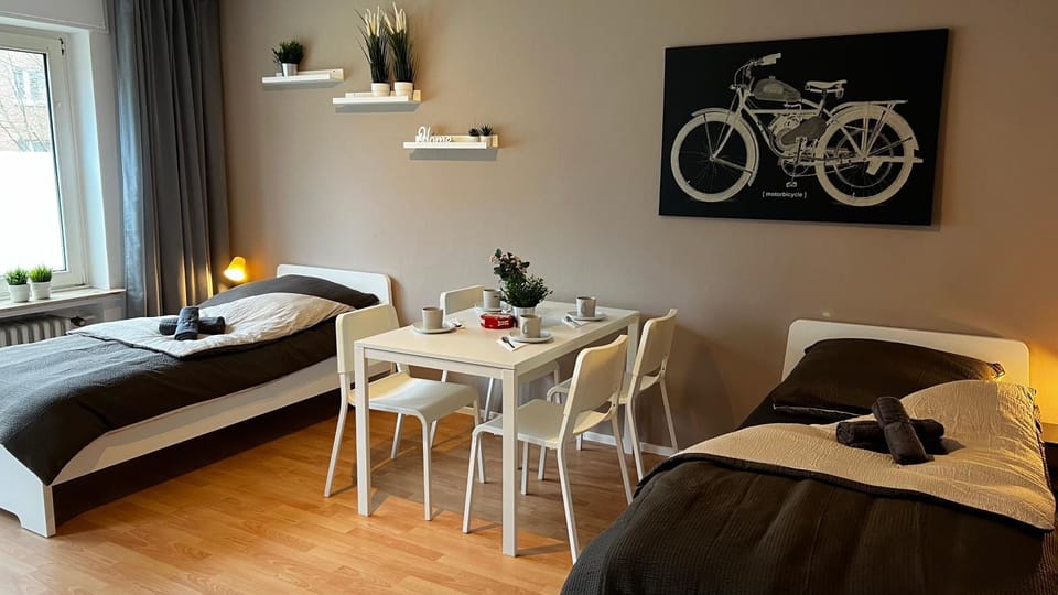 Bed, Photo of the whole room, Seating area, Bedroom