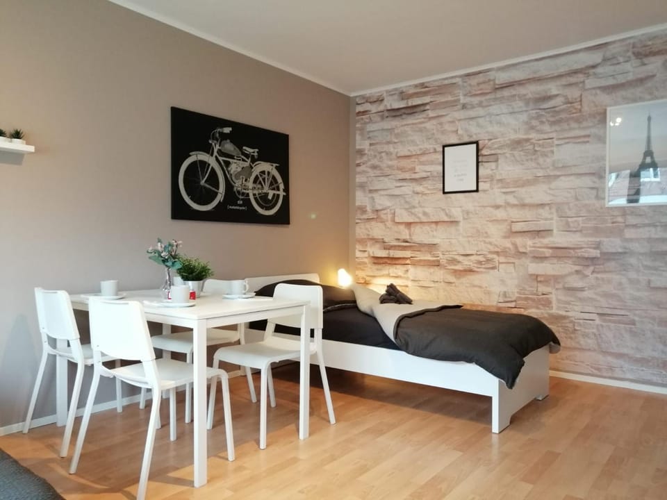 Bed, Photo of the whole room, Seating area, Bedroom