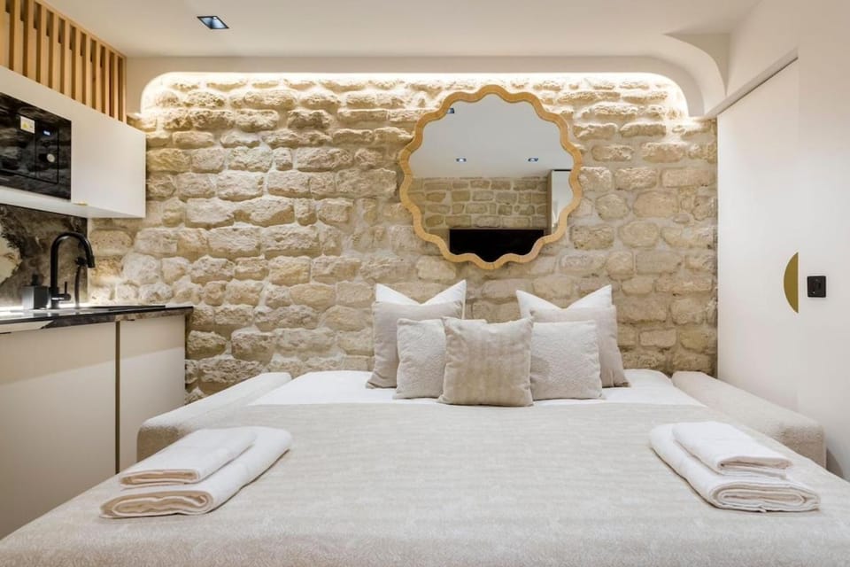 B1 Beautiful, Luxury Near Eiffel Tower Sleeps AC Apartment in Paris
