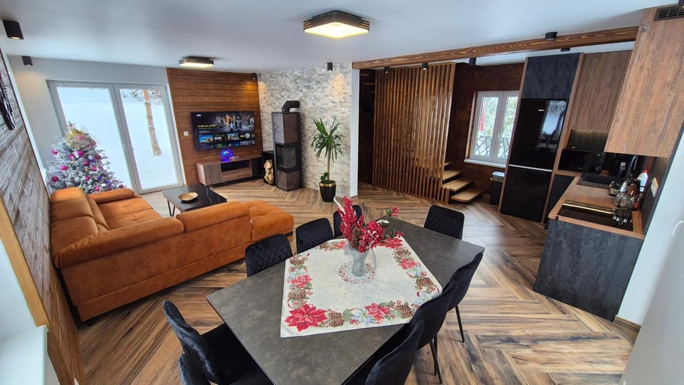 Communal lounge/ TV room, TV and multimedia, Kitchen or kitchenette, Living room, Seating area, Dining area