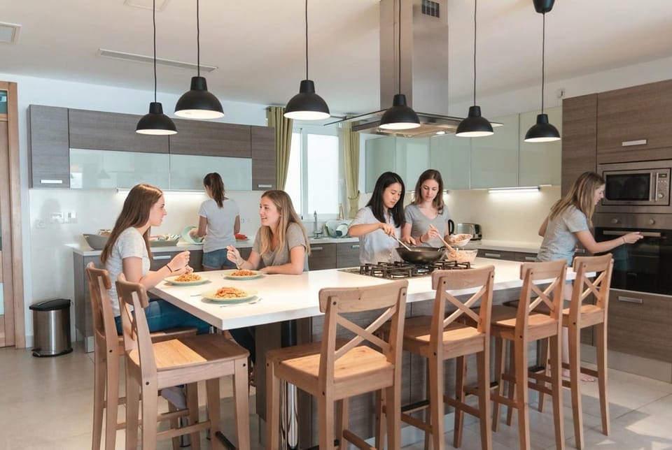 People, Coffee/tea facilities, Kitchen or kitchenette, Food and drinks, Dining area, Food, group of guests, dishwasher, minibar, stove, toaster