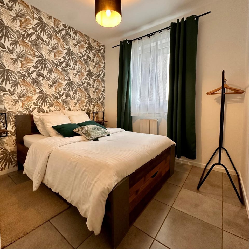 Bed, Photo of the whole room, Bedroom