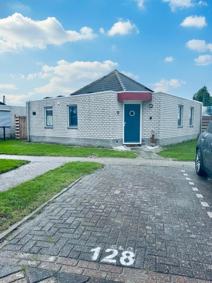 Property building, Facade/entrance, Off site