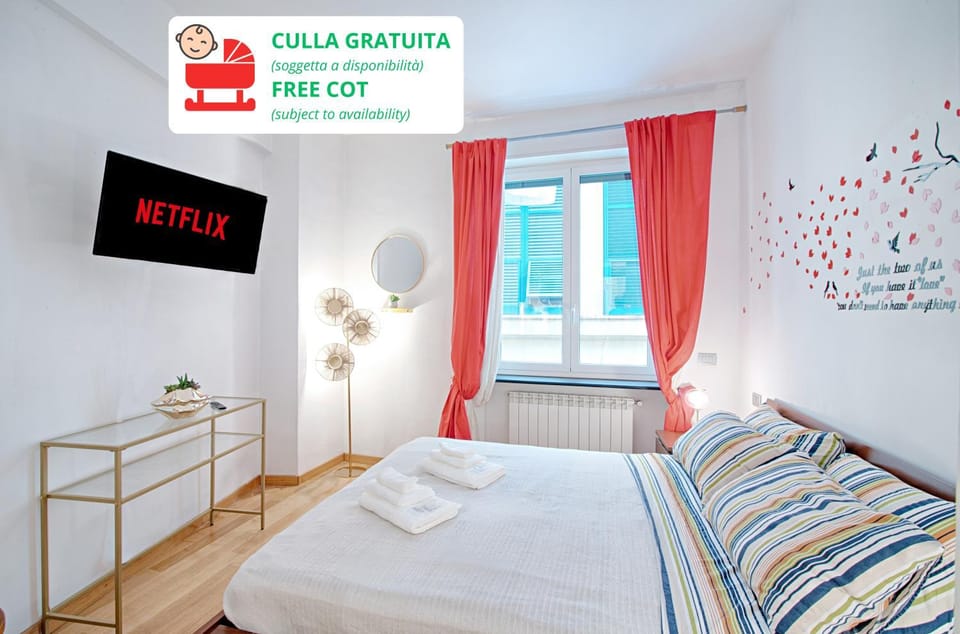 Bed, TV and multimedia, Decorative detail, Decorative detail, Floor plan, Bedroom, cot, internet, internet, towels, towels