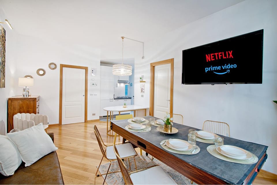 TV and multimedia, Living room, Seating area, Floor plan, Dining area, internet, internet