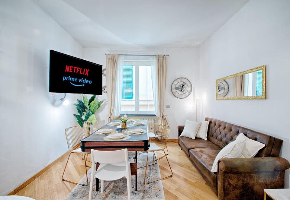 TV and multimedia, Living room, Decorative detail, Seating area, Floor plan, Dining area, internet, internet