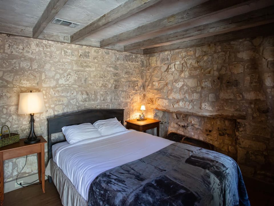Charming 2BR Getaway Near Fredericksburgs Best Wineries Apartment in Rio Grande