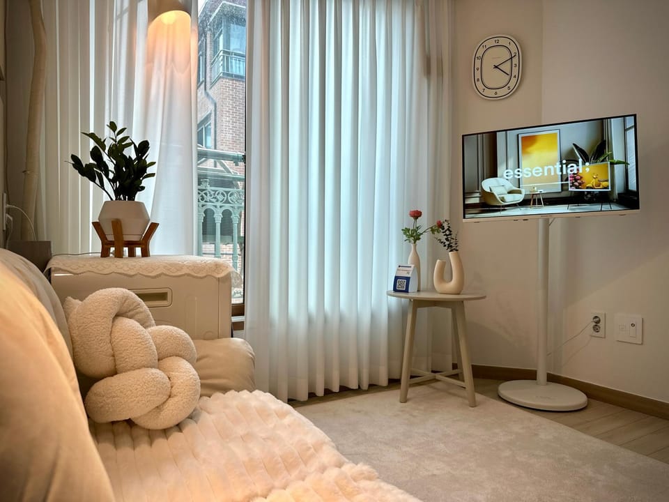 Communal lounge/ TV room, TV and multimedia, Living room, Seating area, Evening entertainment