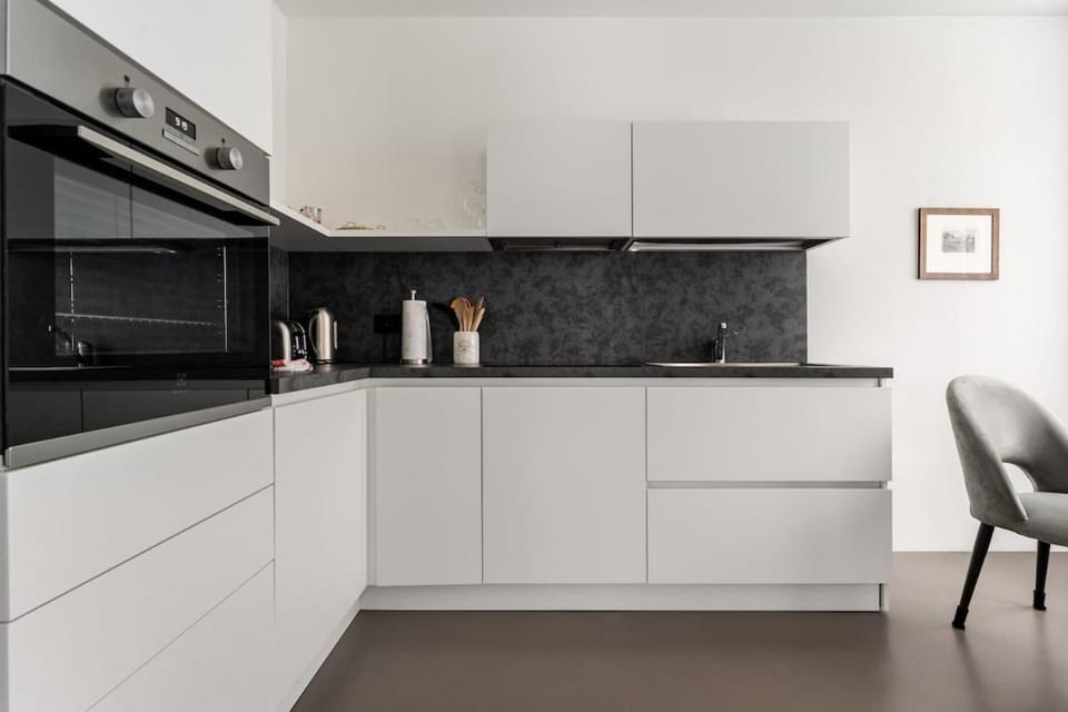 Kitchen or kitchenette, minibar