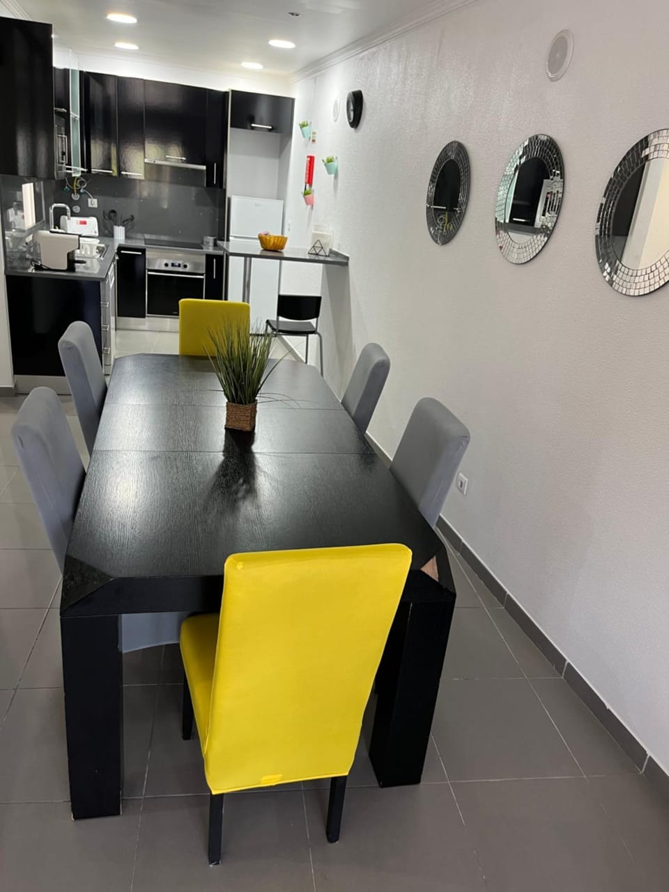 Kitchen or kitchenette, Living room, Seating area, Dining area