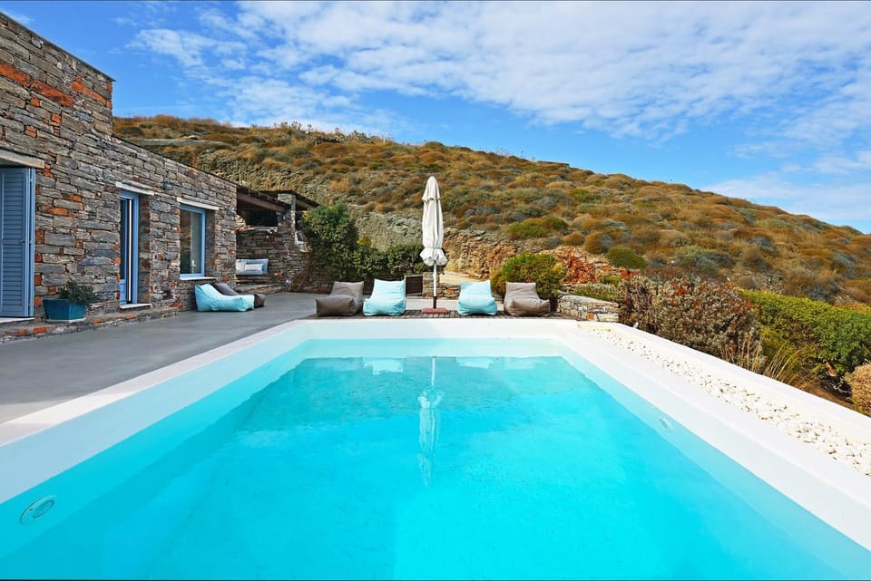 Day, Natural landscape, Pool view, Swimming pool, sunbed