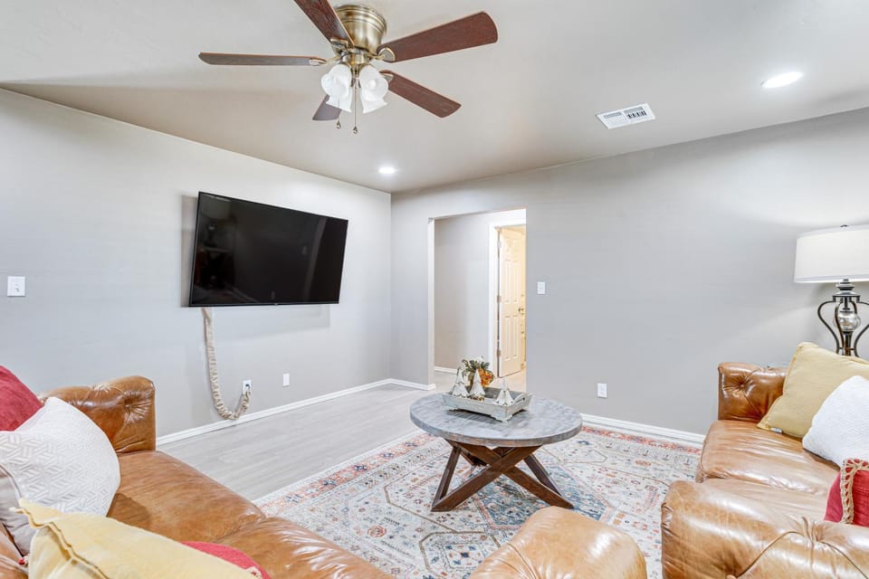 4 Mi to Dtwn Guthrie: Family Home w/ Fire Pit! House in Oklahoma