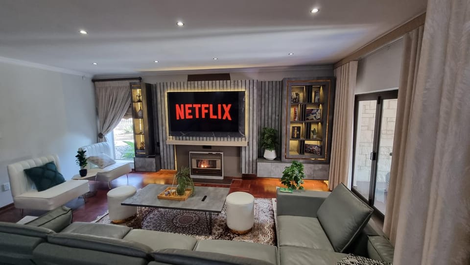 TV and multimedia, Living room, Seating area, Family, Family, flat iron, internet
