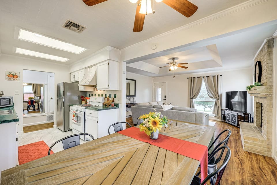 3 Mi to Randolph AFB: Family Home w/ Poker Table! House in San Antonio