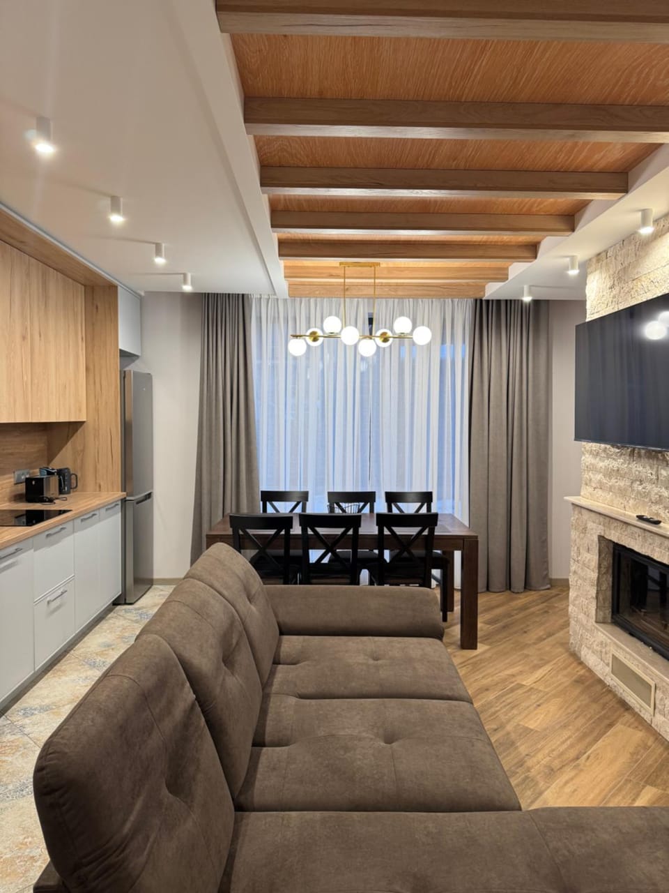 TV and multimedia, Kitchen or kitchenette, Living room, Seating area, Dining area