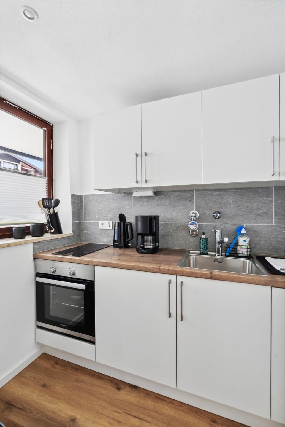 Coffee/tea facilities, Kitchen or kitchenette, dishwasher, oven, stove, toaster