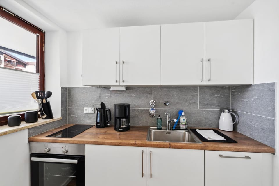 Coffee/tea facilities, Kitchen or kitchenette, stove