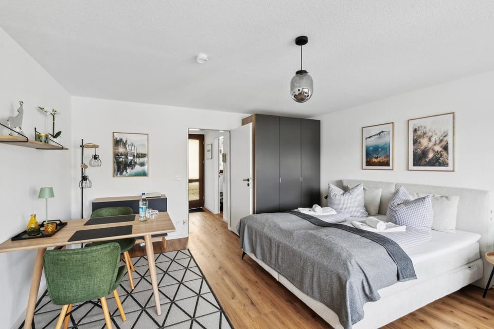 Bed, Living room, Photo of the whole room, Seating area, Dining area, Bedroom