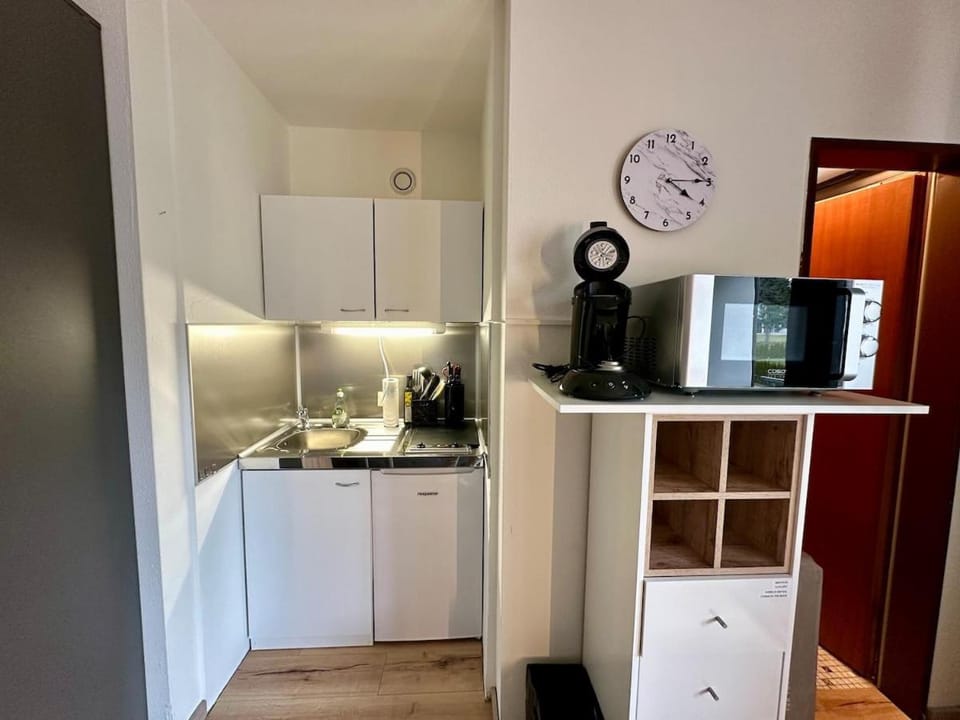 Coffee/tea facilities, Kitchen or kitchenette, microwave, stove