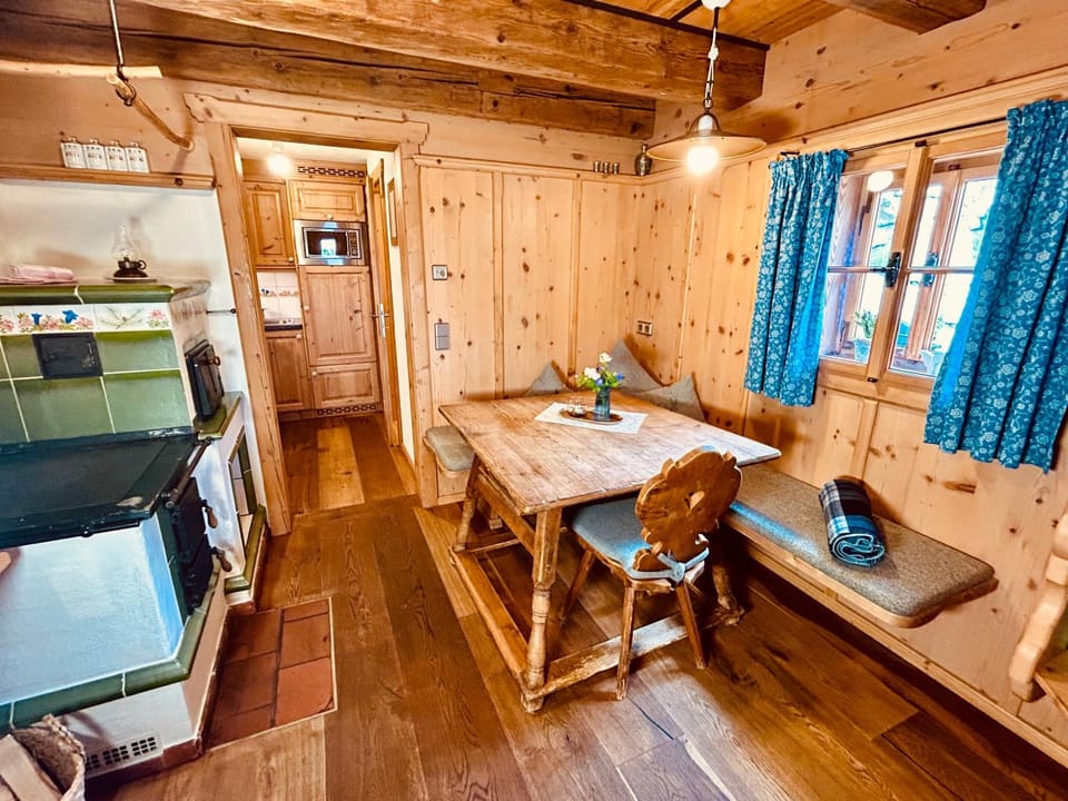 Kitchen or kitchenette, Living room, Seating area, Dining area, oven, pet friendly