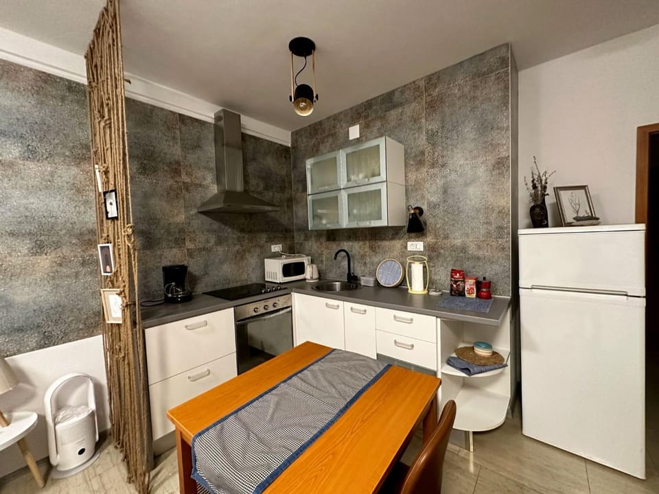 Coffee/tea facilities, Kitchen or kitchenette, Dining area, microwave, oven, stove