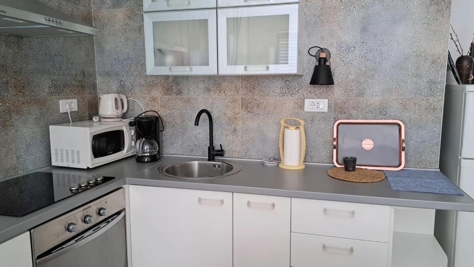 Coffee/tea facilities, Kitchen or kitchenette, microwave, stove