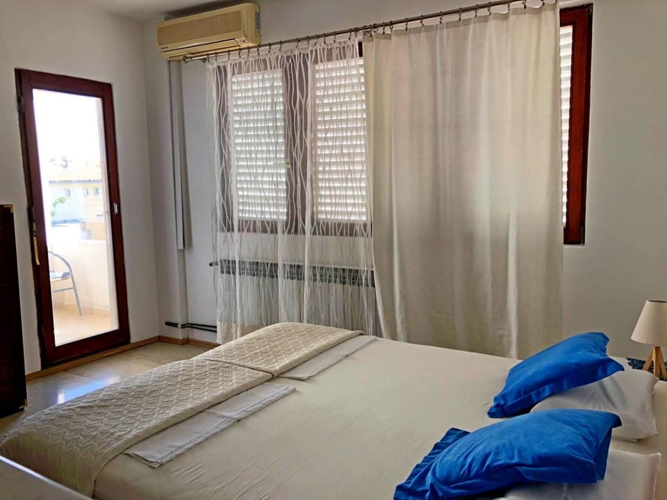 Bed, Bedroom, air conditioner