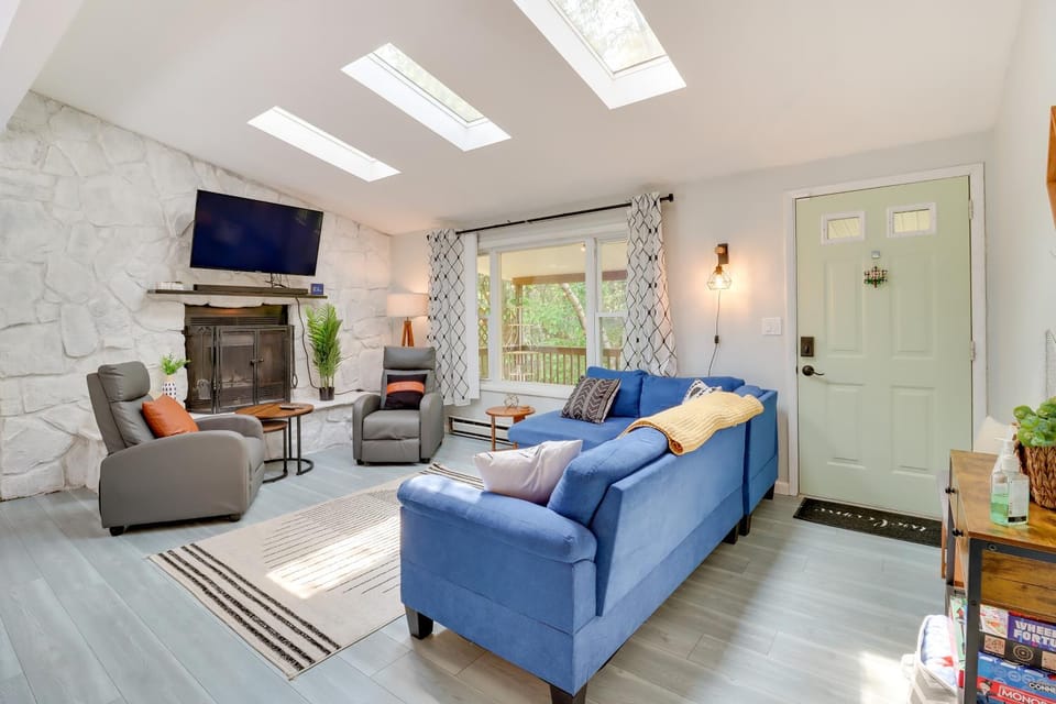 Community Pools & Hot Tub: Albrightsville Cottage! House in Tunkhannock Township