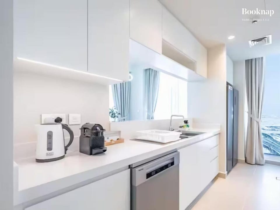 Lavish 3BR Apartment with Assistant Room in Habour Gate Tower Apartment in Dubai