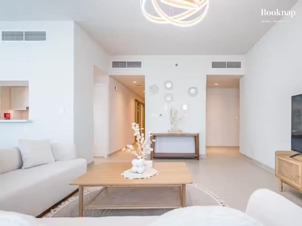 Lavish 3BR Apartment with Assistant Room in Habour Gate Tower Apartment in Dubai