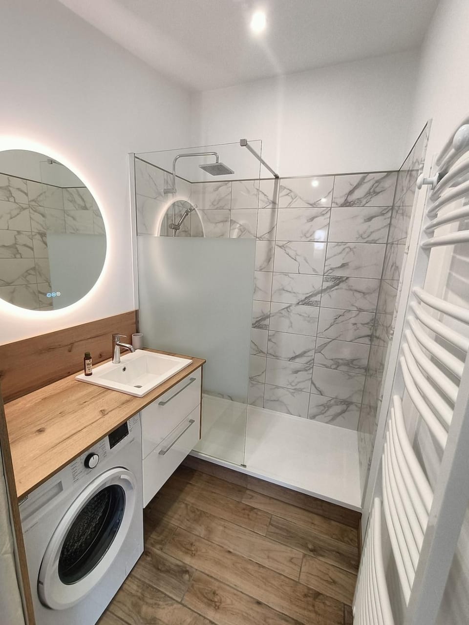 Shower, Bathroom, towels, washing machine