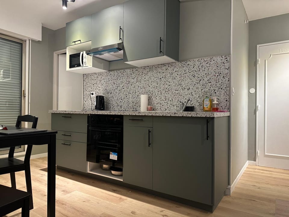 Coffee/tea facilities, Kitchen or kitchenette, Dining area, oven, stove