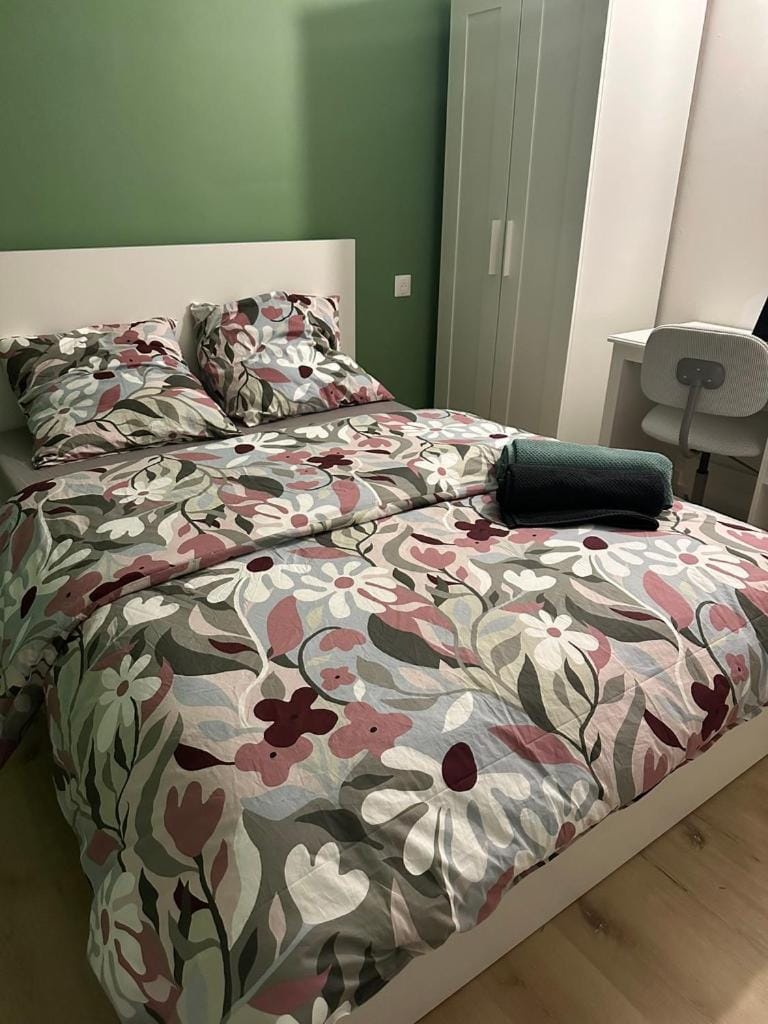 Bed, Bedroom, towels