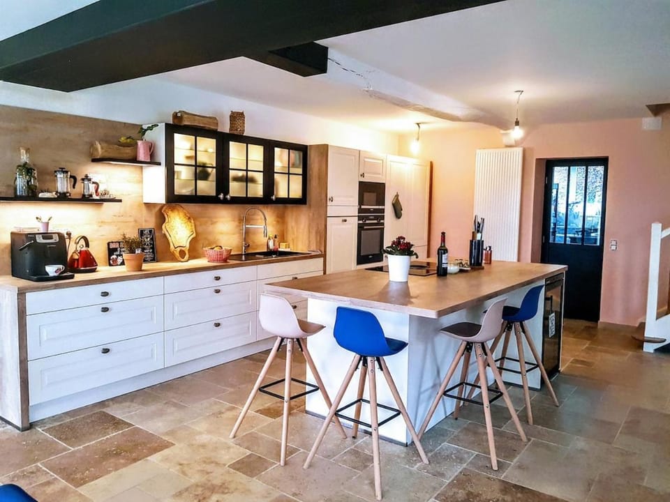 Coffee/tea facilities, Dining area, dishwasher, pet friendly, stove