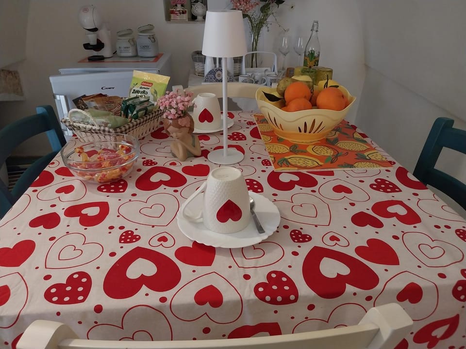 Food and drinks, Dining area, Food, Breakfast, Lunch, Drinks