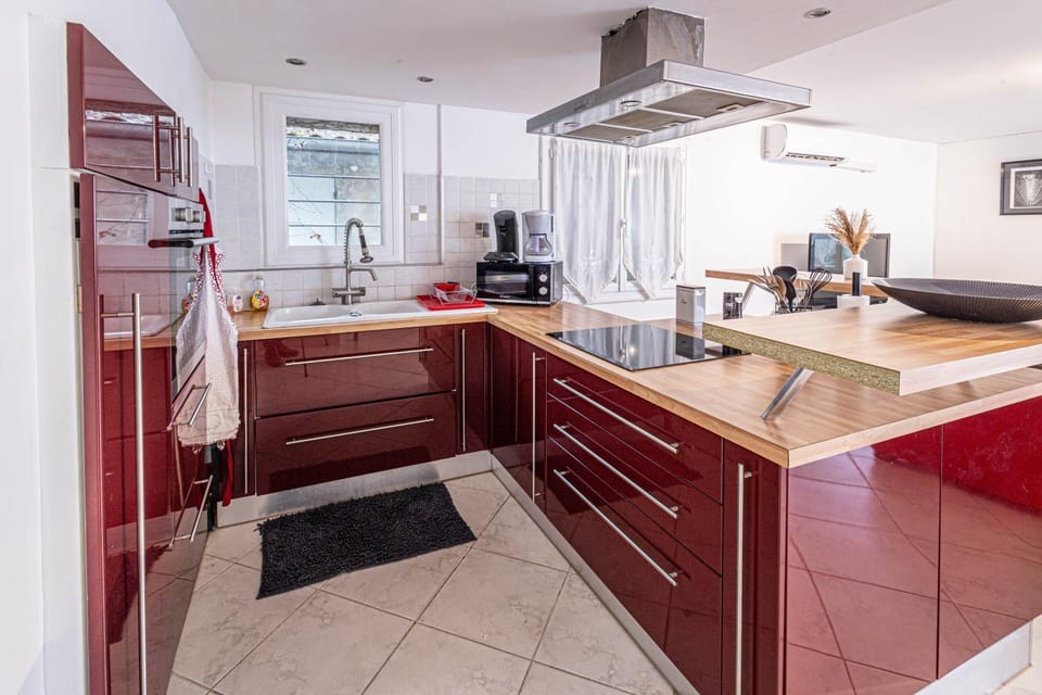 Kitchen or kitchenette, oven, stove