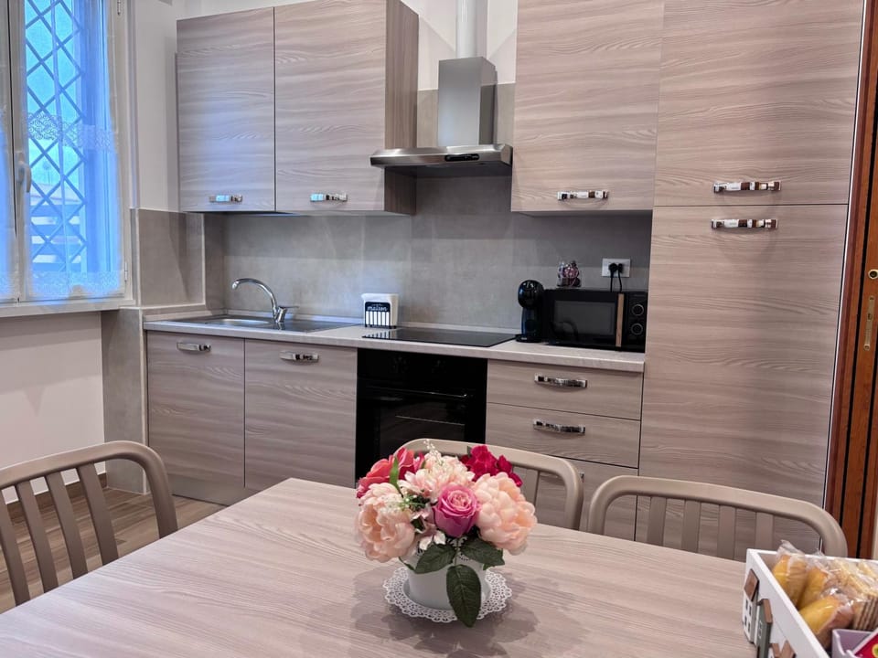 Kitchen or kitchenette, Dining area, stove