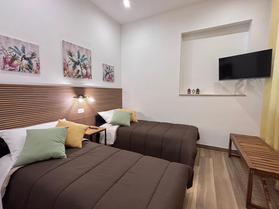 Bed, TV and multimedia, Photo of the whole room, Bedroom