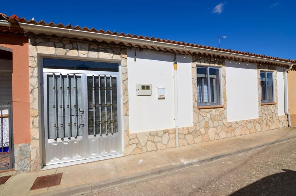 Property building, Facade/entrance, Day