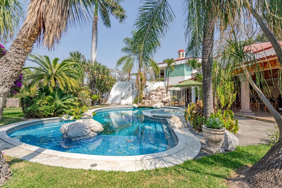 Property building, Spring, Day, Natural landscape, Garden, Garden view, Pool view, Swimming pool, sunbed