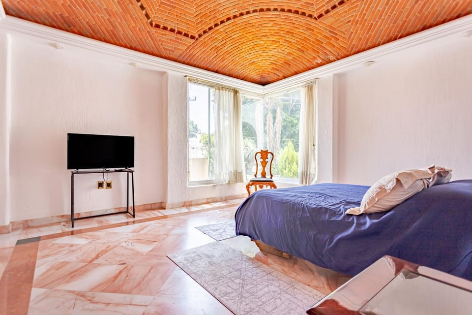 Bed, TV and multimedia, Photo of the whole room, Bedroom