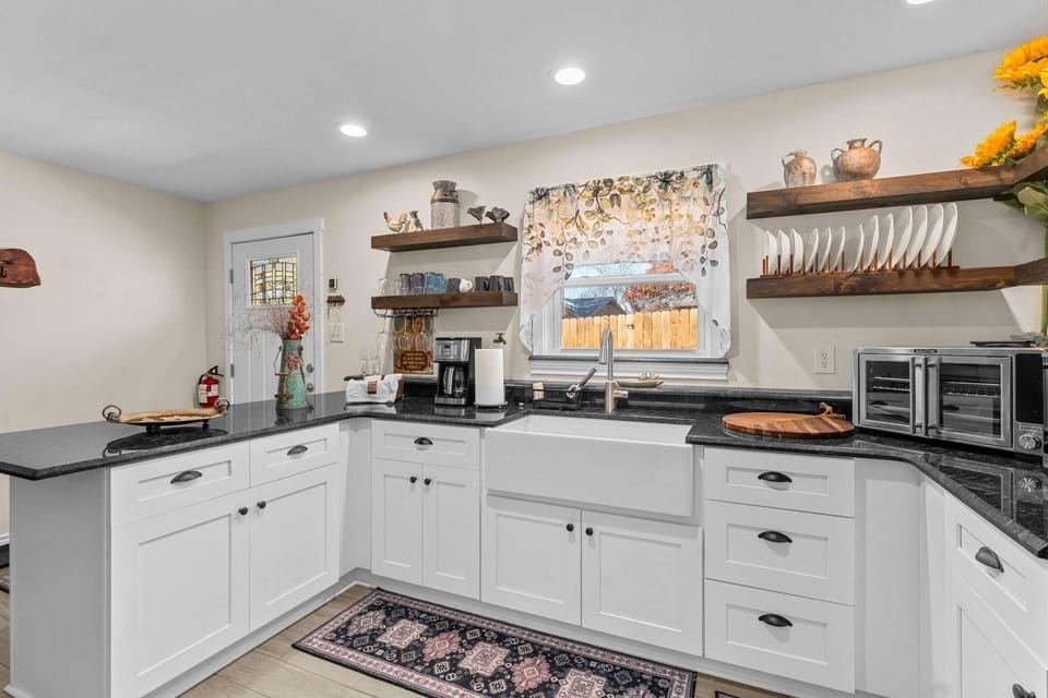 Cross Mountain Cottage - Cozy Retreat with Hot Tub House in Fredericksburg