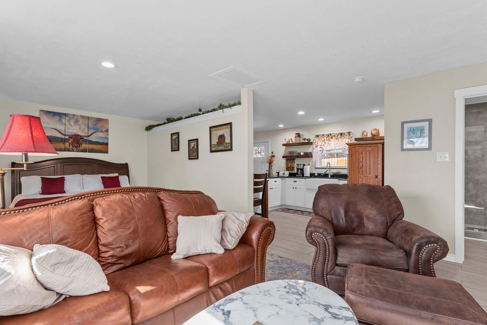 Cross Mountain Cottage - Cozy Retreat with Hot Tub House in Fredericksburg