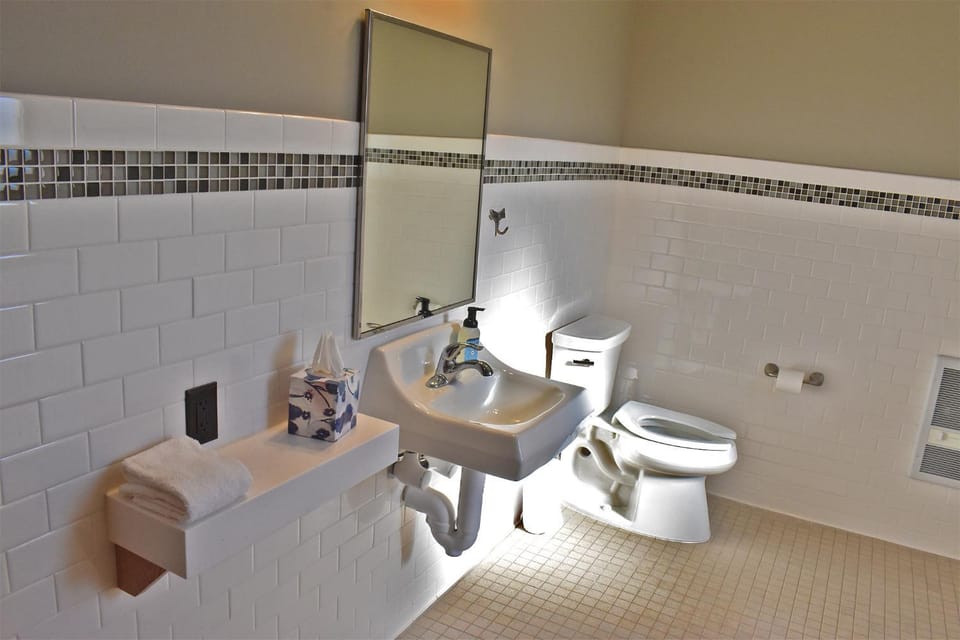 Toilet, Bathroom, towels