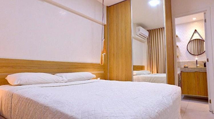 Photo of the whole room, Bedroom, wardrobe, air conditioner