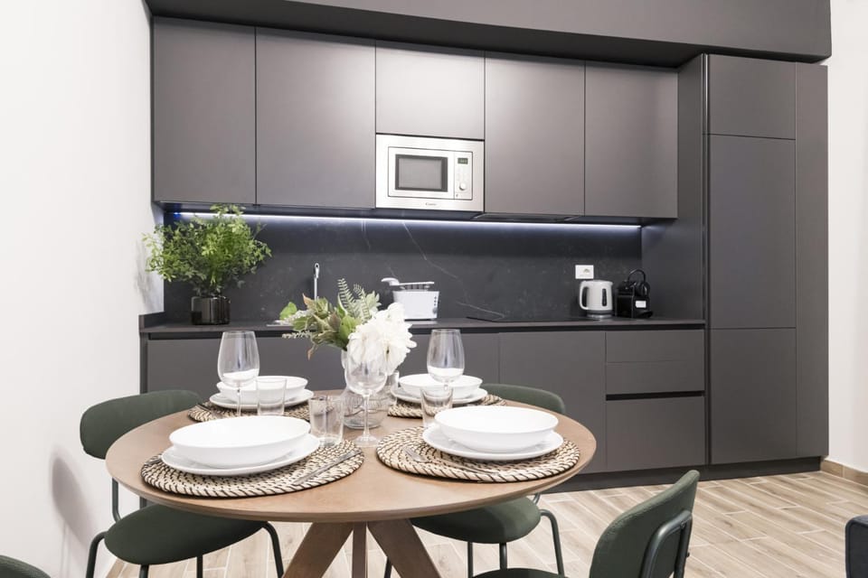Kitchen or kitchenette, Dining area